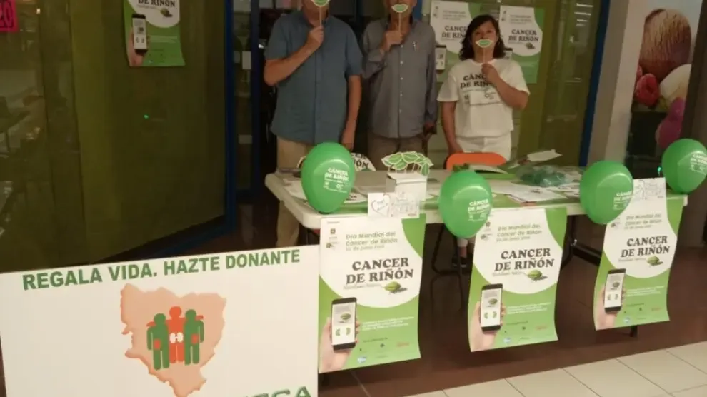 Mesa informativa sobre el cáncer de riñón en Huesca