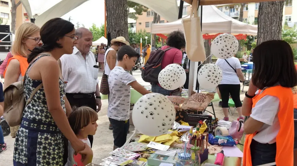 Jornada festiva en Huesca dando vida a lo que no se usa en un mercadillo solidario