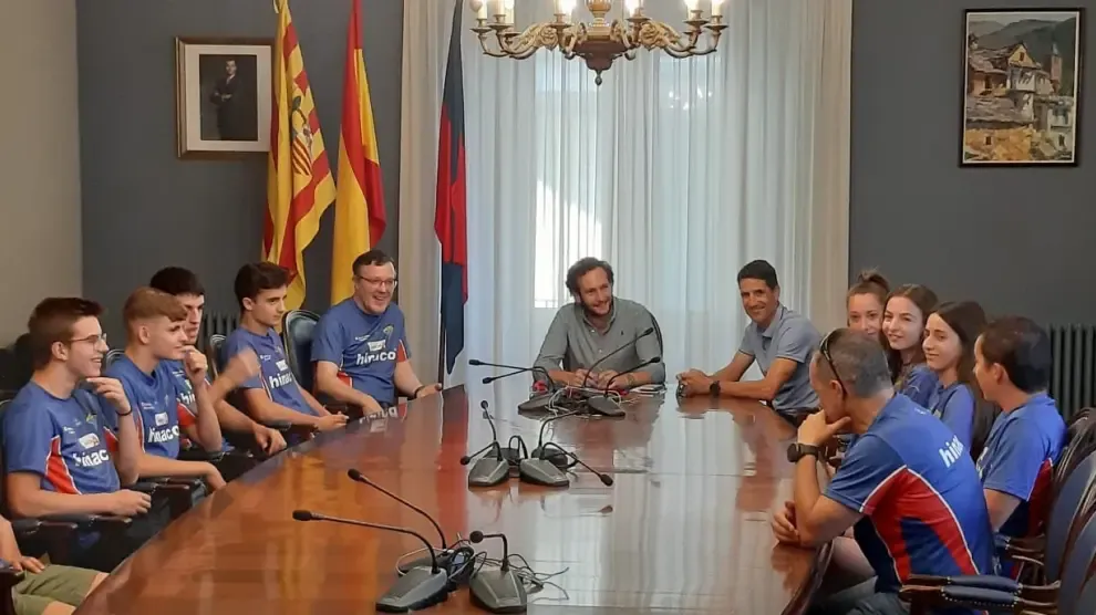 Isaac Claver y Eliseo Martín reciben a los atletas de Hinaco Monzón tras el Campeonato de España sub 18
