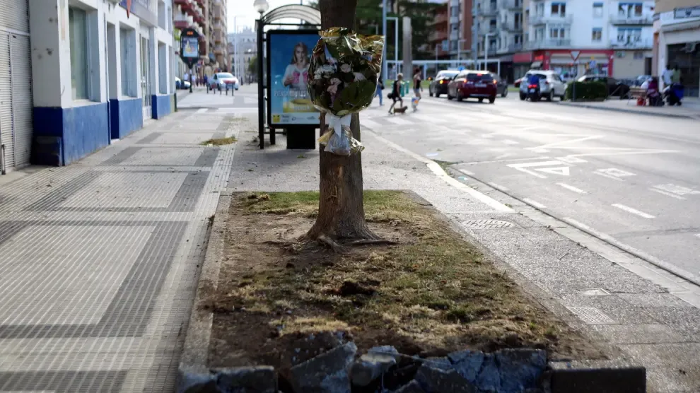 Un ramo de flores en recuerdo de la víctima del atropello de Huesca