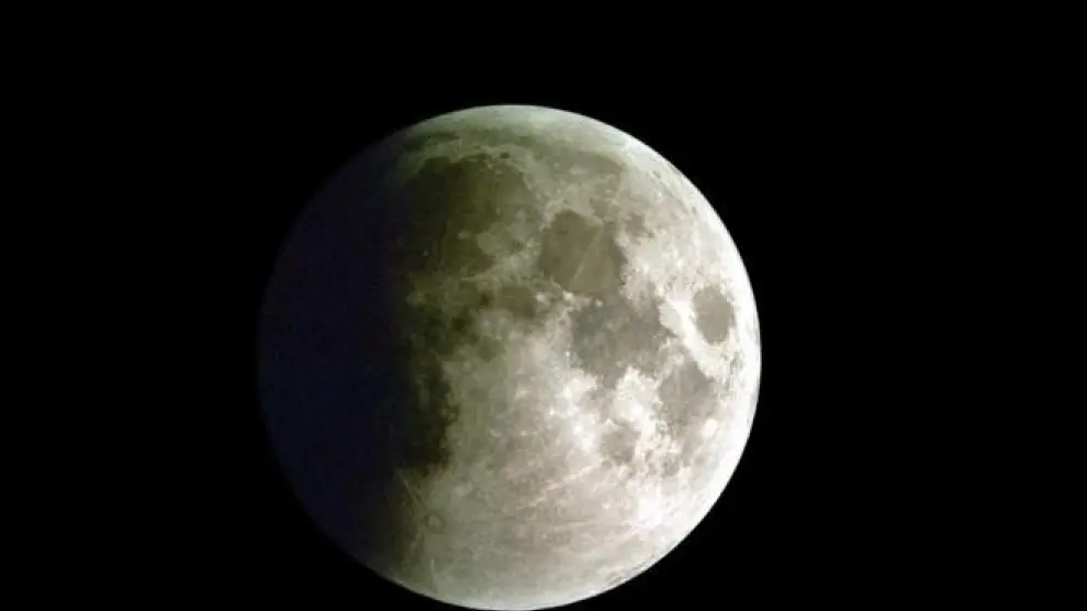 El eclipse de luna parcial será visible este martes desde España