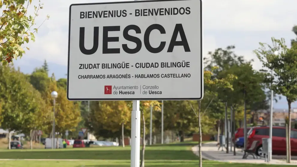 La plataforma Charramos Aragonés pide al Ayuntamiento de Huesca que recoloque los carteles bilingües