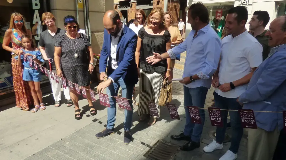 Comerciantes del sector Joaquín Costa de Barbastro inauguran el Paseo del vino