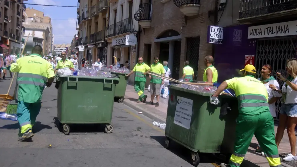 Más de 150 efectivos limpian calles y parques durante las fiestas