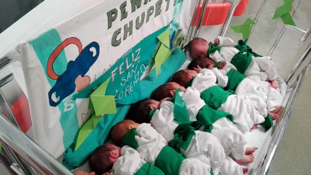 Una decena de bebés se suman a la Peña El Chupetín de Huesca