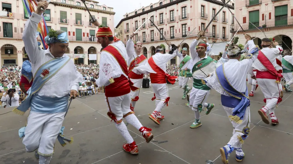 Los danzantes de Huesca, a la espera de que alguna mujer se una a sus bailes