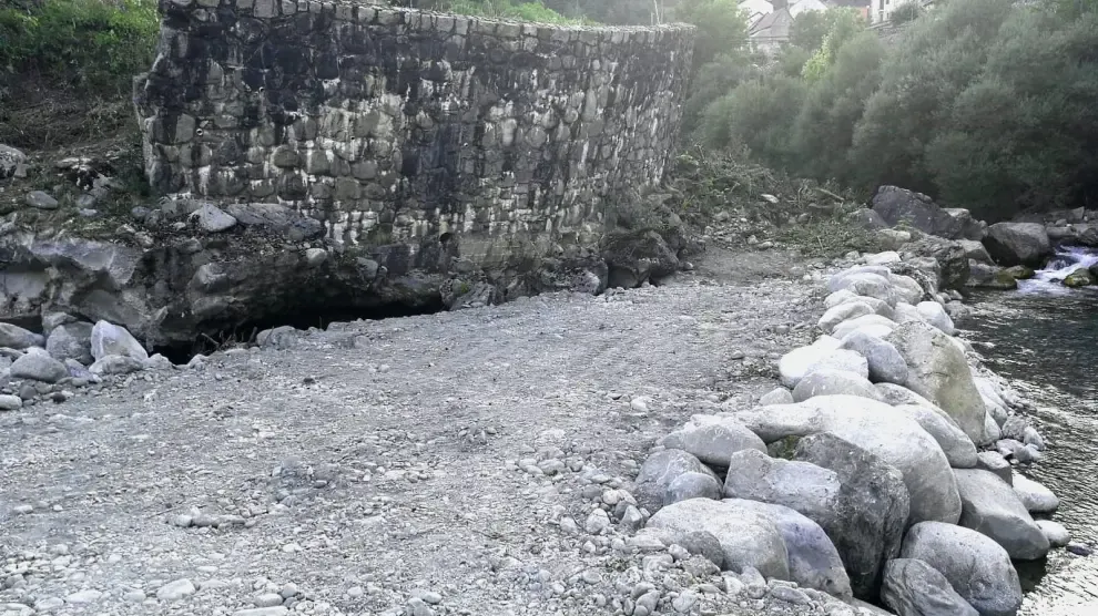 La CHE ejecuta los trabajos de acondicionamiento del río Cinca, en Bielsa