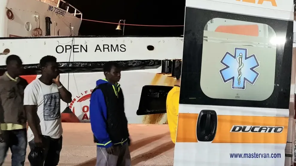 Desembarcan los 83 migrantes del Open Arms en Lampedusa