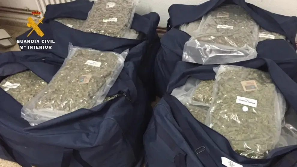 La Guardia Civil interviene 100 kilogramos de marihuana perfectamente envasada y detiene a dos personas