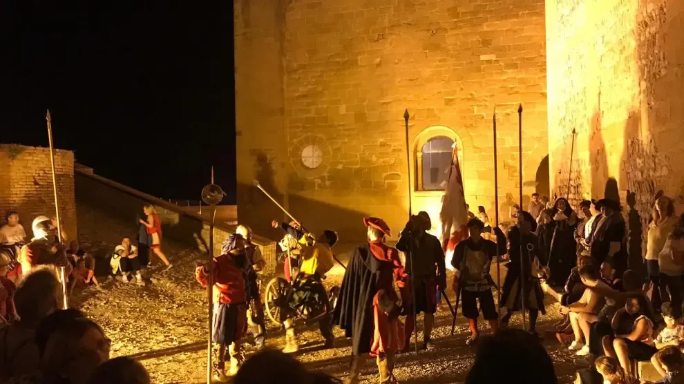 Más de 300 personas disfrutan de una vistosa recreación histórica nocturna en el Castillo de Monzón