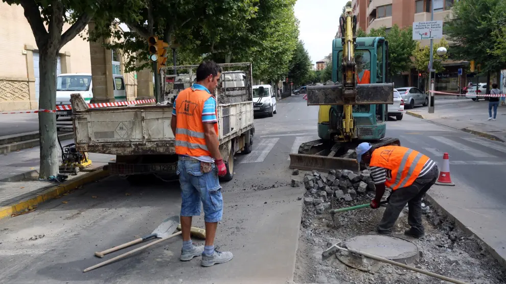 El Ayuntamiento de Huesca invierte cerca de 15.000 euros en la reparación de varios socavones