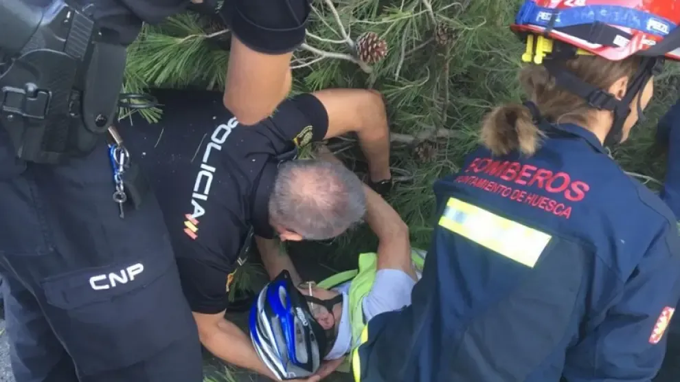 Un ciclista queda atrapado bajo las ramas al desplomarse un árbol a su paso por el Puente de San Miguel en Huesca
