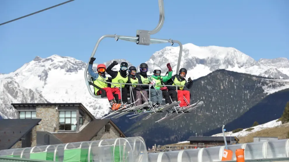 El Ayuntamiento de Panticosa insta a la DPH a mantener el programa de esquí escolar