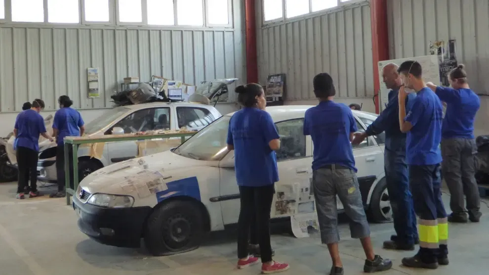 Nueve jóvenes del Alto Gállego reciben formación en mecánica del automóvil