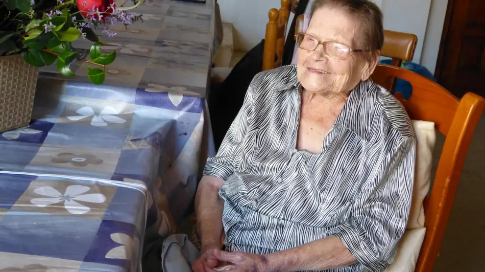 Amalia Ballarín, de Ontiñena, cumple 100 años rodeada de su familia