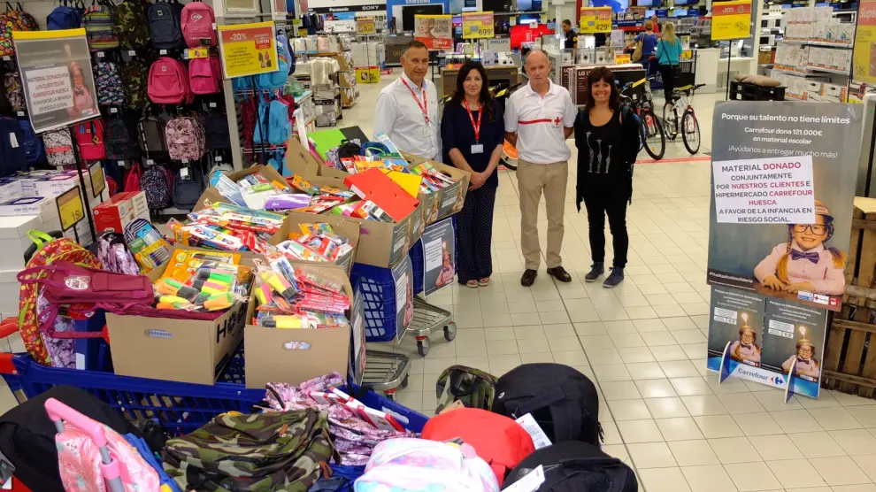 Carrefour y Cruz Roja de Huesca recogen material escolar a favor de la Infancia en Riesgo Social