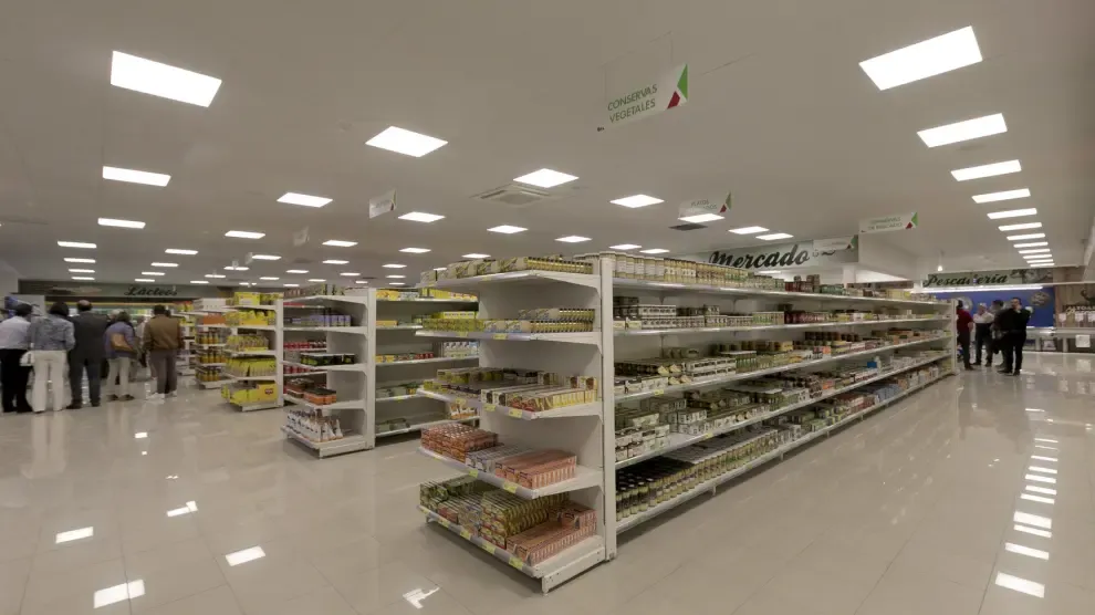 Cabrero e hijos reabre su renovado supermercado en Huesca.