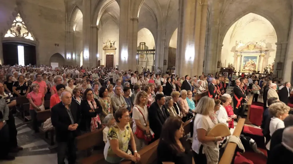 Centenares de altoaragoneses muestran su devoción por el Santo Cristo de los Milagros