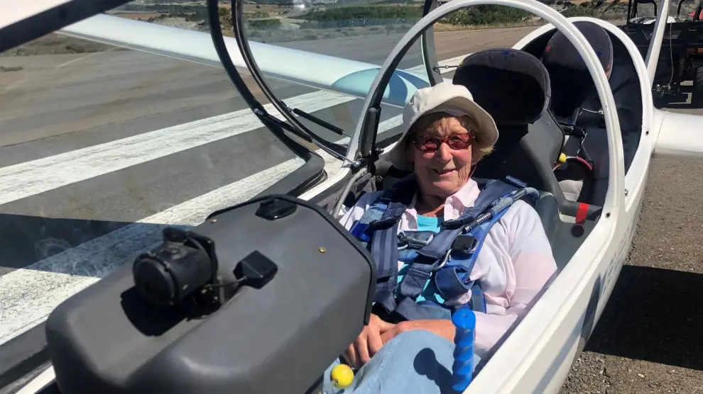 Hillary Davey, con 82 años, demuestra en Santa Cilia de Jaca que el vuelo sin motor no tiene edad
