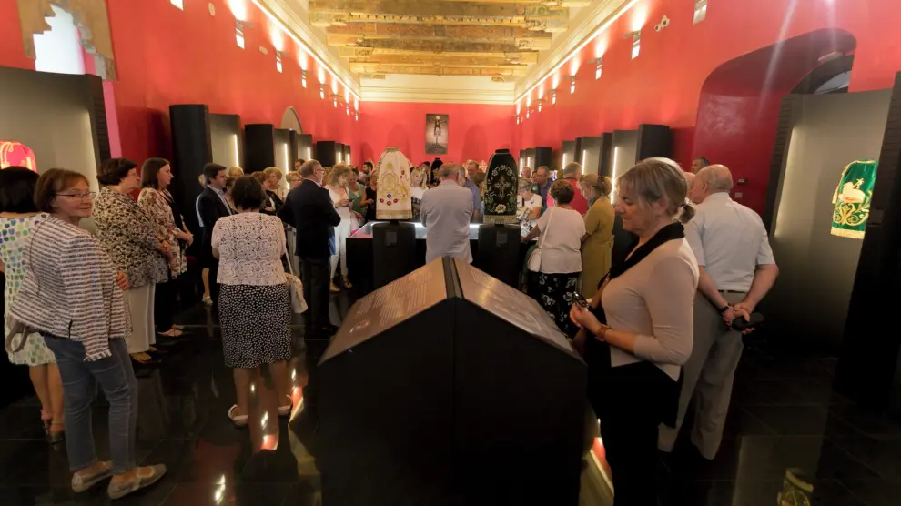 Una exposición en Huesca recoge los mantos y la devoción por el Santo Cristo