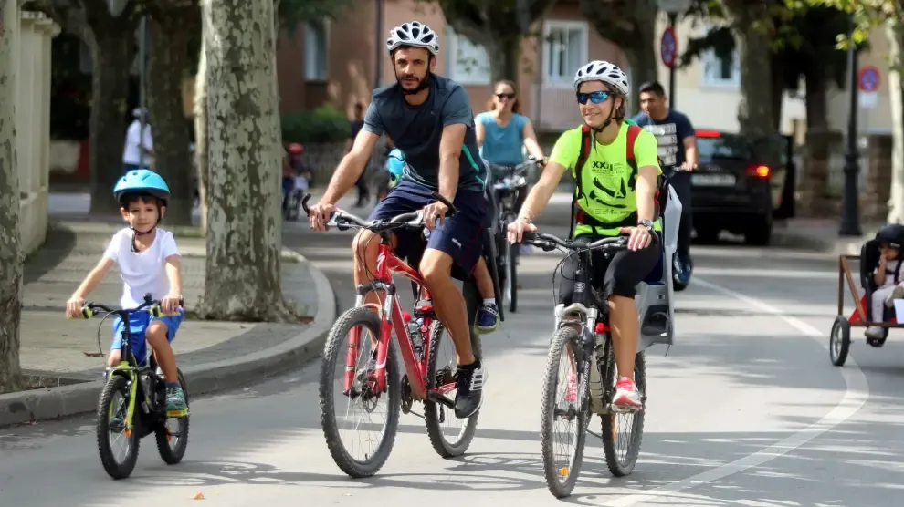 La bici aprovecha su día para reivindicar un mayor uso y mejor convivencia en las calles