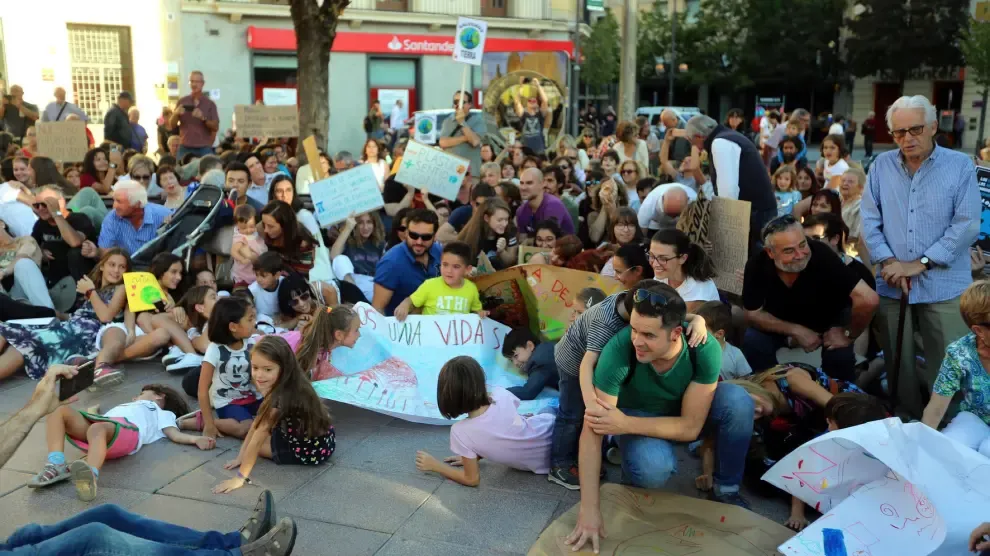 Huesca se suma a la protesta mundial por el clima al grito de "Planeta, escucha, somos tu lucha"