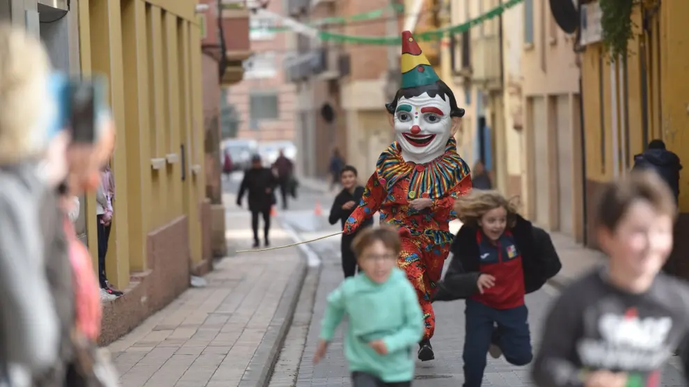 Los cabezudos toman las Fiestas del barrio de Santo Domingo y San Martín de Huesca