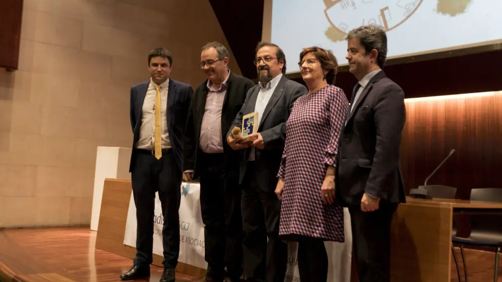 Julio Luzán recibe un premio por su gran implicación con las asociaciones que “casi no hace falta explicarlo”