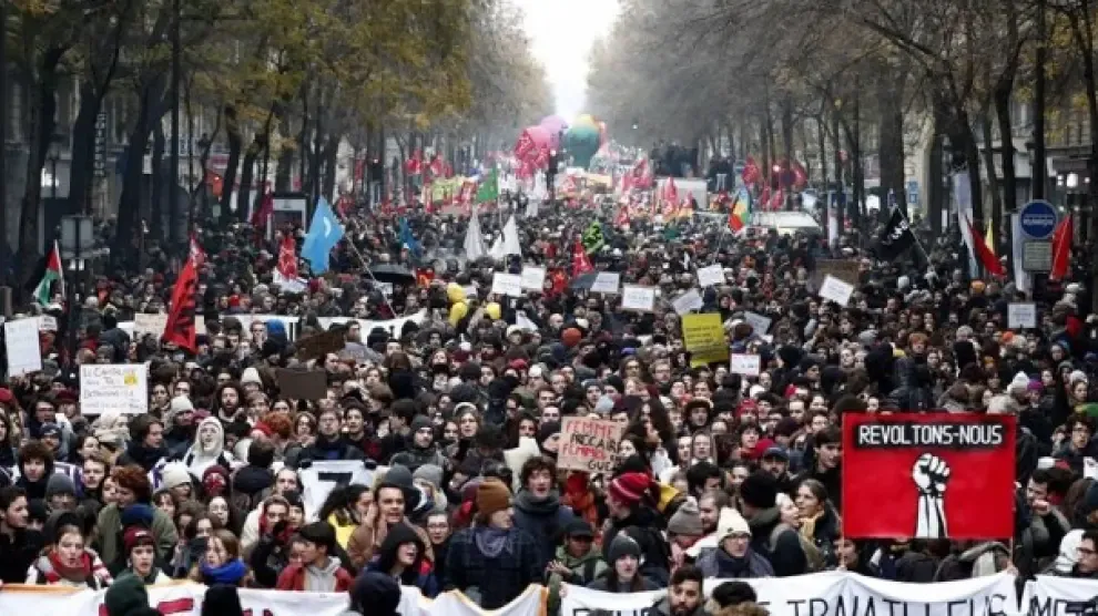 El Gobierno francés promete algunas concesiones para frenar las protestas