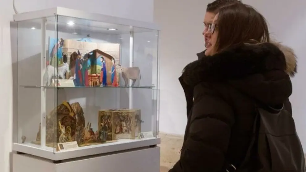 Zamora exhibe el primer belén realizado en formato de libro desplegable