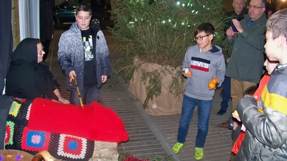 Los niños de Fraga cumplen con la tradición de "cagar lo tronc de Nadal"