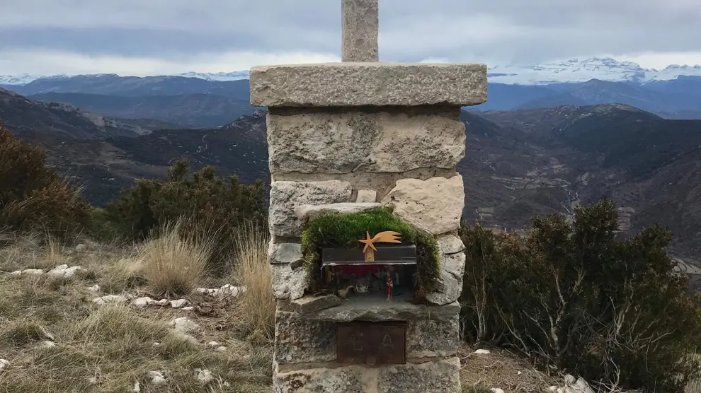 El belén en la cruz del Tozal de Asba lleva la Navidad a la España Vaciada