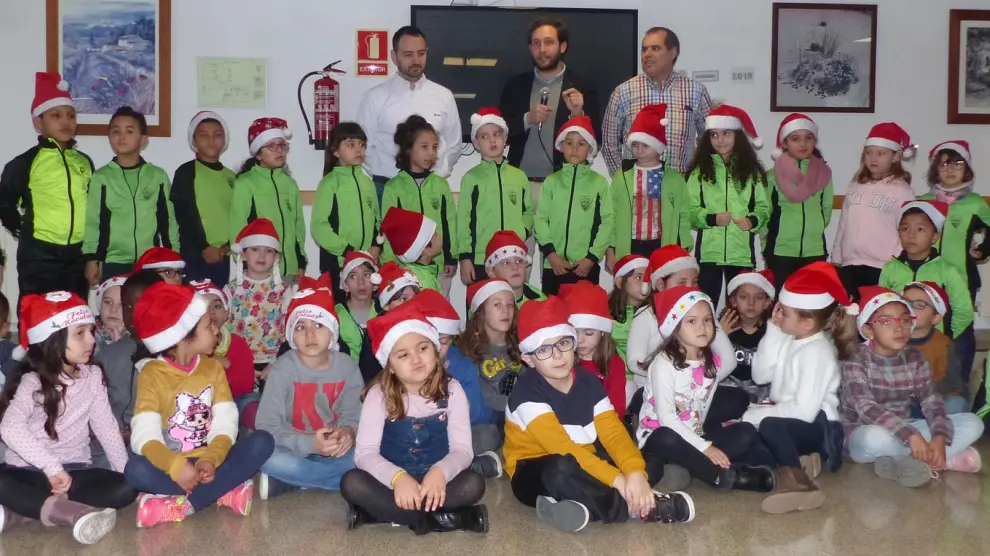 Postales y villancicos en Monzón para llevar la ilusión navideña de los escolares a las residencias