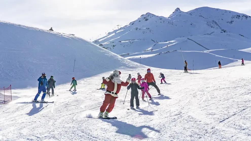 Papa Noel se convierte en un esquiador más en Formigal y Cerler