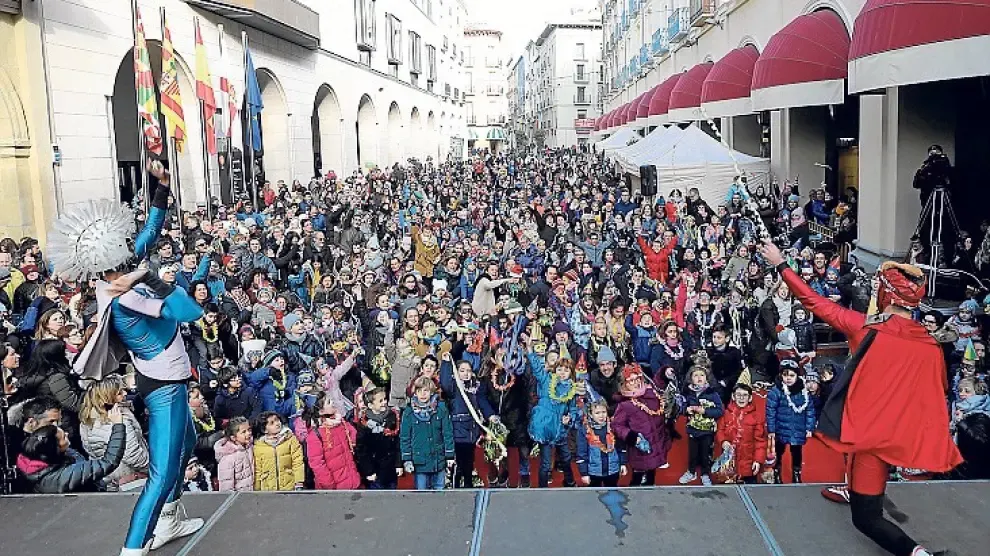 Campanadas infantiles en los Porches de Galicia de Huesca
