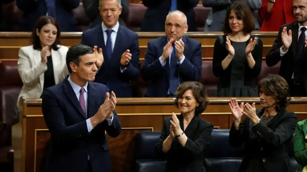 Sánchez encara su investidura en un Congreso crispado y partido en dos
