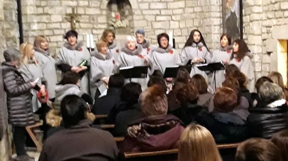 El coro "A Buxeta" de Torla anima al público de Sorripas