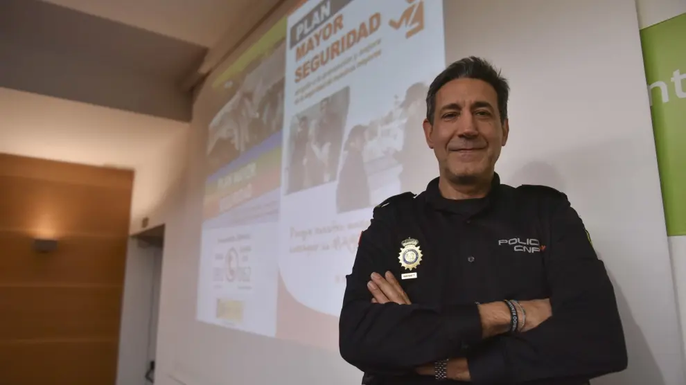 Emilio Latorre anima en Huesca a los mayores a "no bajar nunca la guardia"