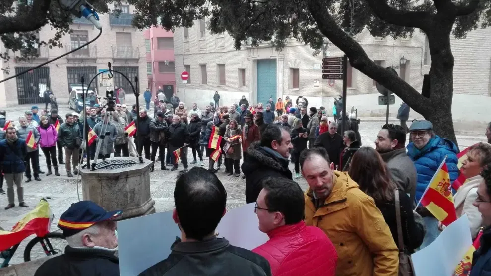 Un centenar de personas en Huesca pide al Gobierno que mantenga la igualdad y la unidad de España
