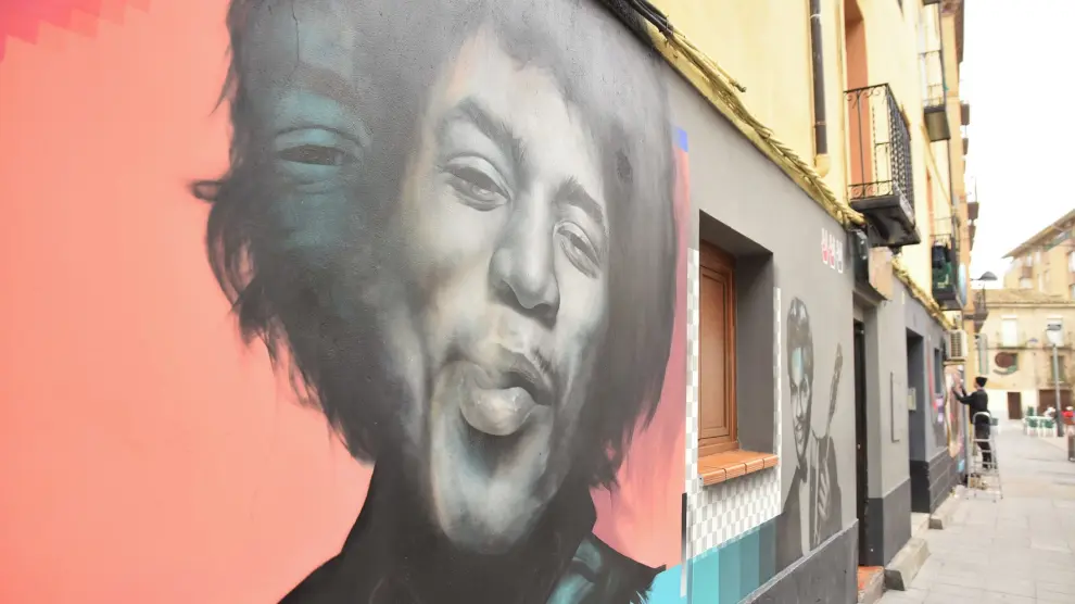 La calle Argensolas de Huesca se transforma de la mano del grafiti fotorrealista