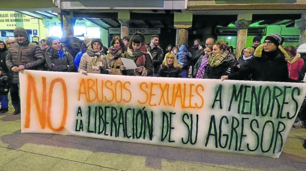 Concentración en Barbastro contra la liberación del acusado de abusos sexuales