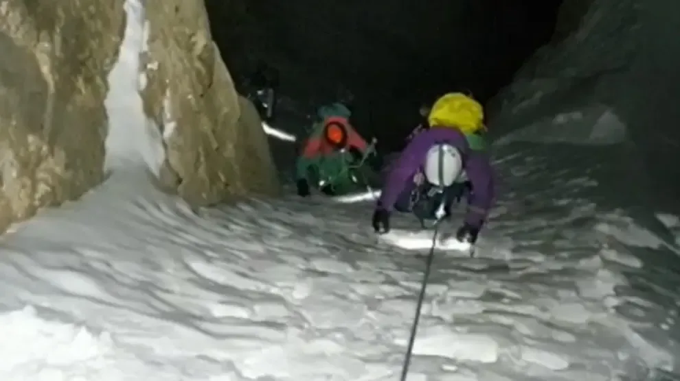 Complicado rescate nocturno de dos jóvenes escaladoras en la Peña Telera