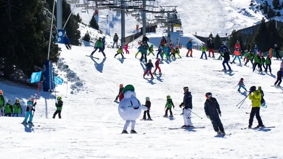 Los esquiadores disfrutan de una gran jornada en las estaciones del Pirineo