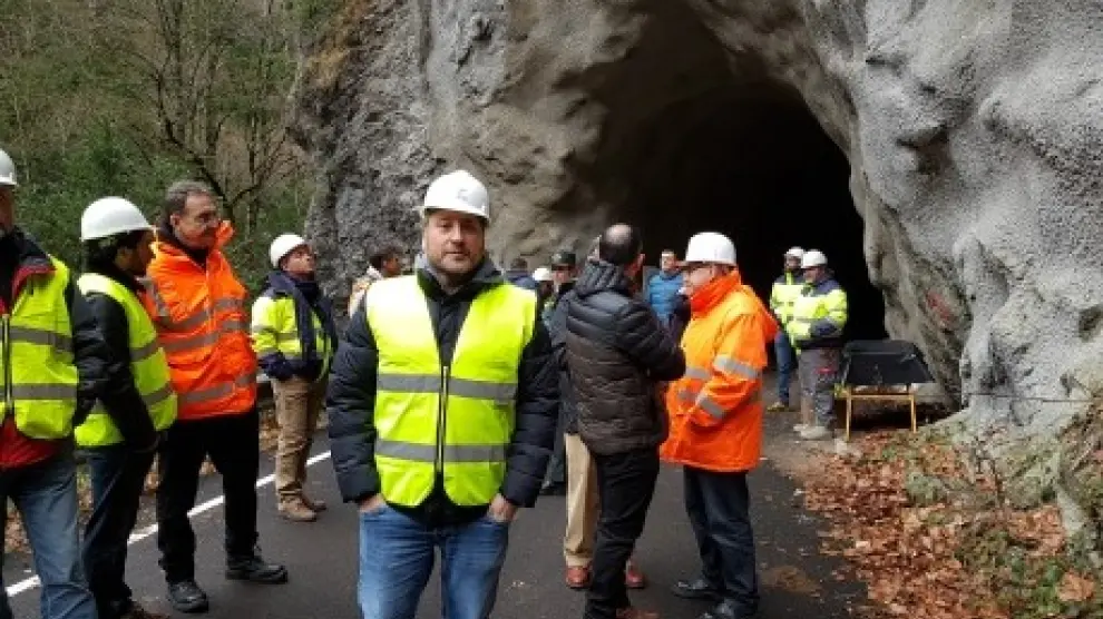 Soro visita las obras realizadas para la estabilización de uno de los túneles del Cañón de Añisclo