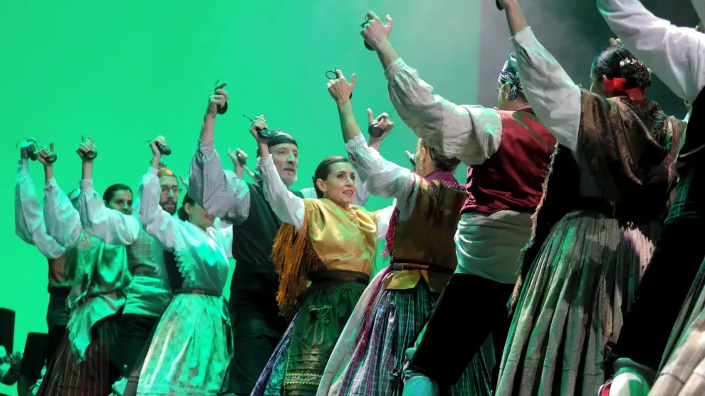 Un auditorio casi lleno asiste a la XXVIII Muestra de Danza y Folclore