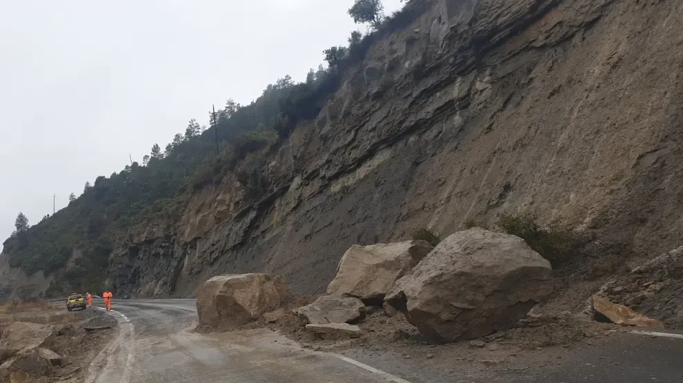 La lluvia provoca la caída de grandes rocas sobre la A-1605