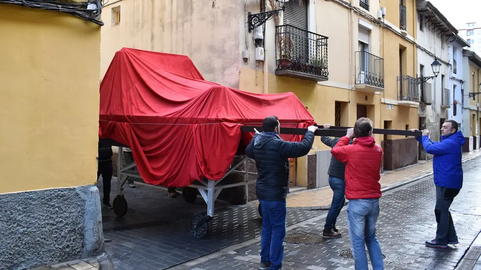 Las calles Perena y Lanuza de Huesca pasan la prueba de las peanas de la procesión de Semana Santa