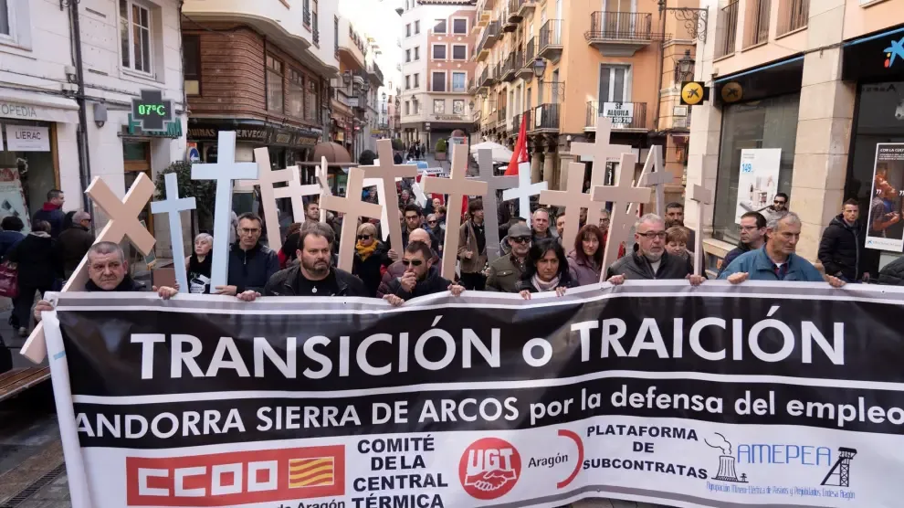 Más de cien personas escenifican en Teruel la muerte de las Cuencas Mineras