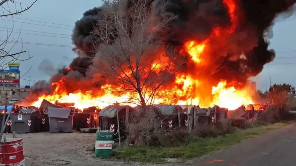 Archivada causa contra 4 jardineros por incendio en campa de contenedores de recogida de residuos de FCC en Zaragoza