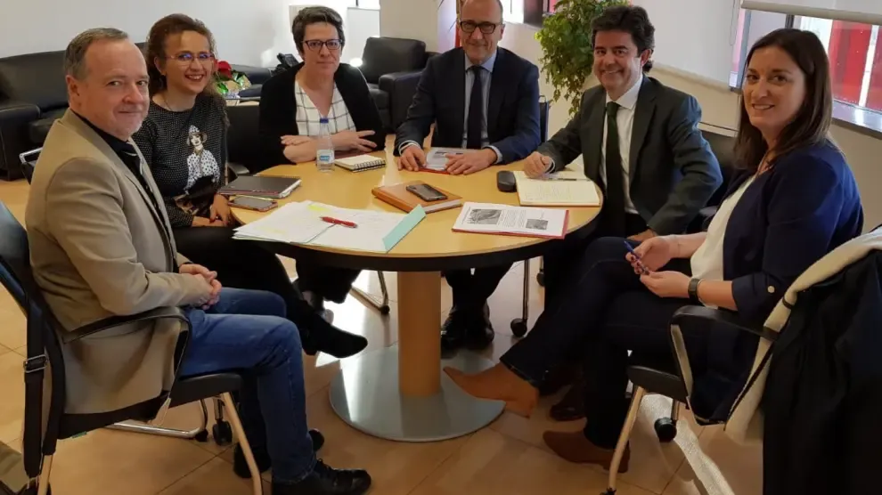 El alcalde de Huesca se reúne con el consejero de Educación, Cultura y Deporte